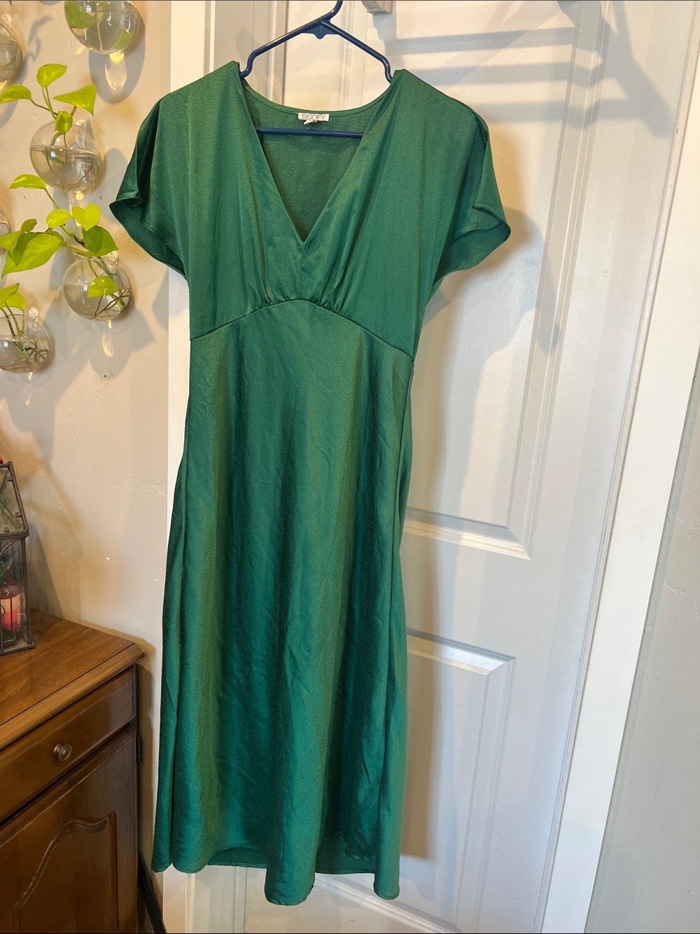 Emerald Green V-Neck Midi Dress with Short Sleeves